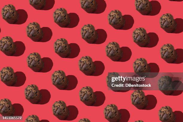 pattern of panettones, traditional christmas bun of italian origin, on a red background. christmas concept, bun, junk food, pastries, pastry, sugar and fattening. - cake isolated stock pictures, royalty-free photos & images