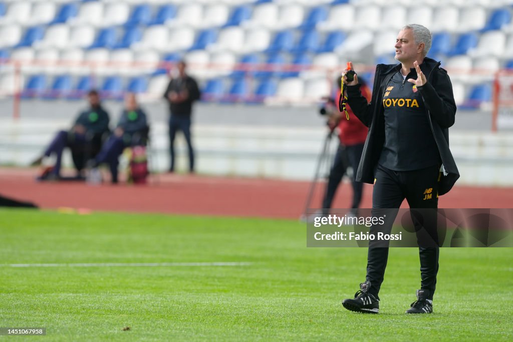 As Roma Coach AS Roma coach Josè Mourinho during a training session at Estadio ...