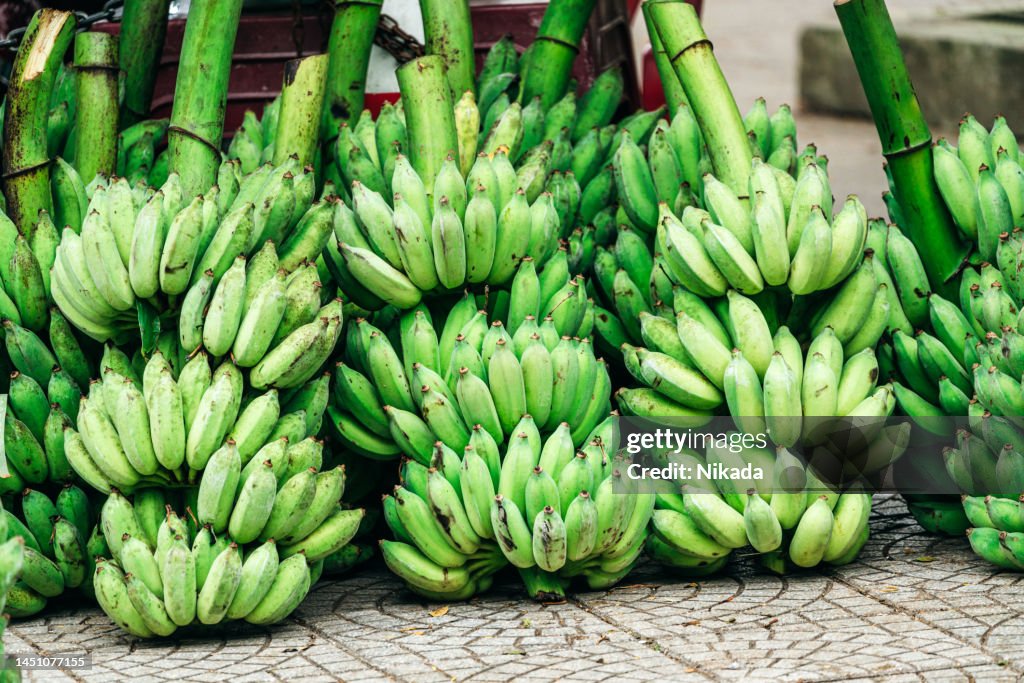 Plátanos verdes a la venta en el mercado