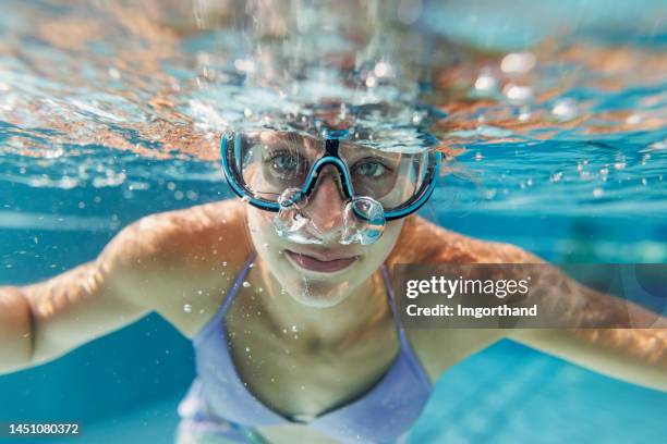 retrato submarino de una adolescente en la piscina - girl diving fotografías e imágenes de stock