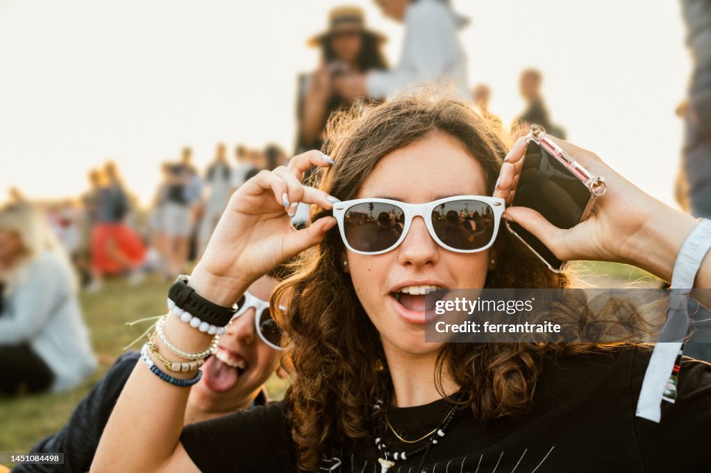 Adolescentes bromeando en un festival de música