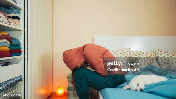 mujer con dolor de estómago quedándose en casa - apendicitis fotografías e imágenes de stock