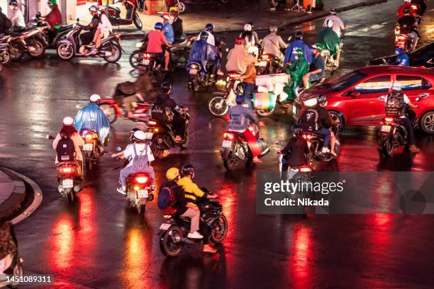 traffic in ho chi minh city at a busy intersection - ho chi minh city stockfoto's en -beelden