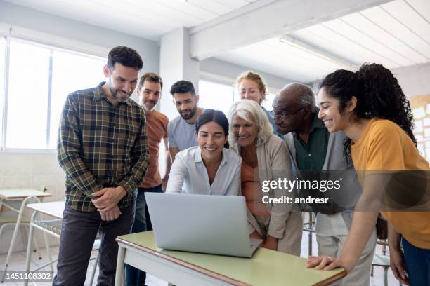 it teacher with a group of students in class - code 41 stock pictures, royalty-free photos & images