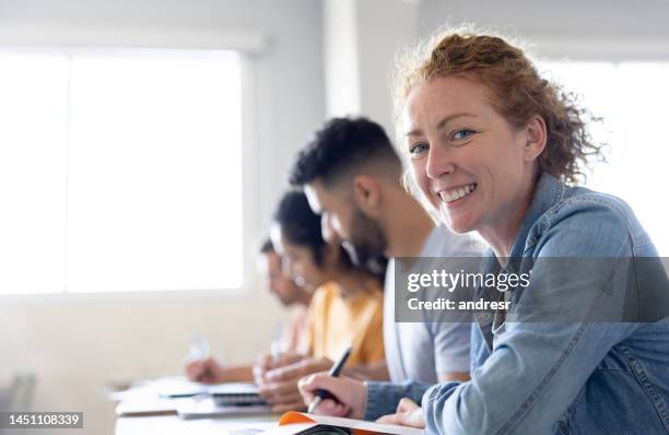 heureux étudiant souriant en classe - arrangement photos et images de collection