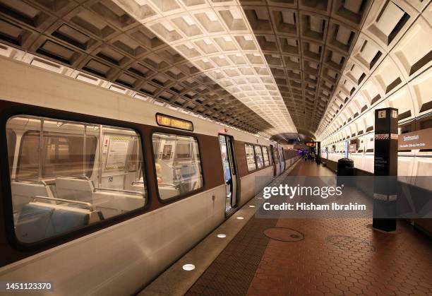 smithsonian institution underground metro subway station and subway train entering the station - smithsonian institute stockfoto's en -beelden