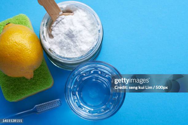 high angle view of jar of baking soda vinegar annd lemon with sponge and brush,malaysia - amenities stock-fotos und bilder