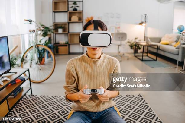 woman using vr glasses at home - the new school stock pictures, royalty-free photos & images