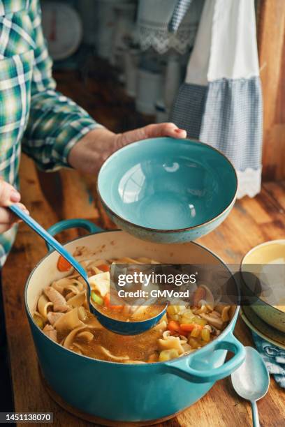 preparazione della zuppa di noodles di pollo con verdure fresche - scodella per zuppa foto e immagini stock