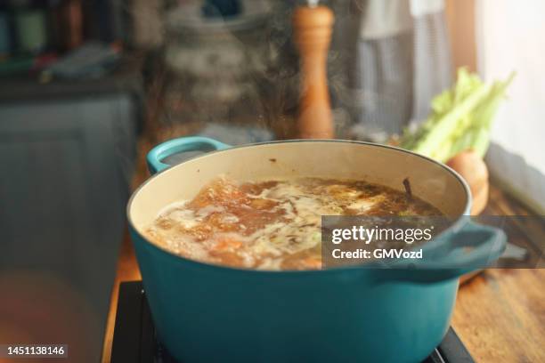 preparación de sopa de fideos de pollo con verduras frescas - caldo fotografías e imágenes de stock