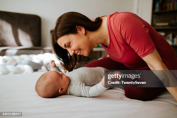 bonding with my baby - maternity leave stockfoto's en -beelden