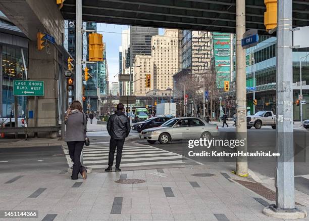rue york au centre-ville de toronto, ontario - signal lumineux de passage pour piéton photos et images de collection