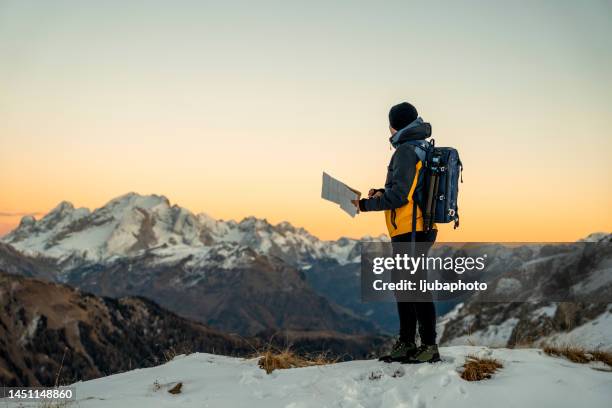 joven excursionista descubriendo nuevos lugares - new sport content fotografías e imágenes de stock