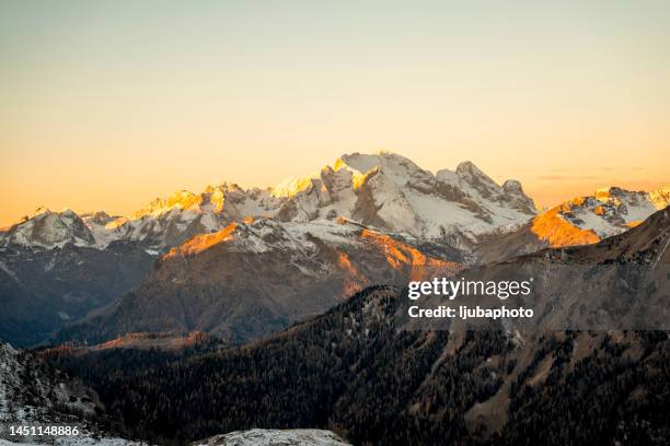scenic view of mountains in switzerland - alpes do allgäu imagens e fotografias de stock