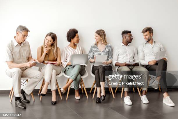 espera para entrevista de trabajo - lista de candidatos preseleccionados fotografías e imágenes de stock