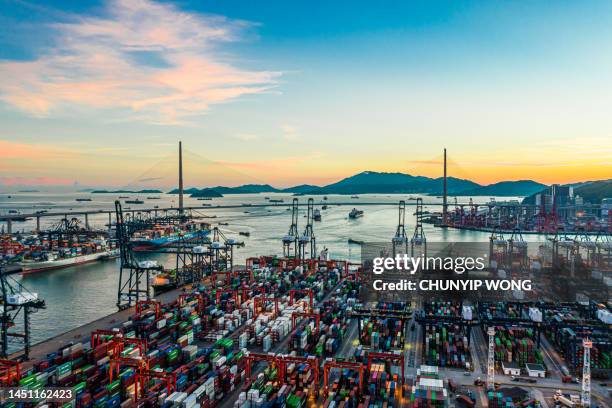 cargo ship at sunset in port of container port  in hong kong - 貿易戰 個照片及圖片檔