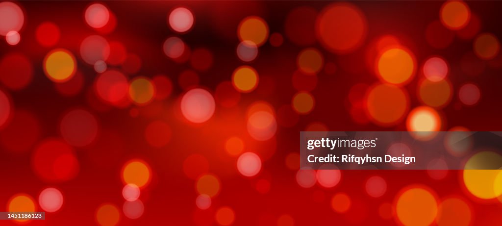 Weihnachtsbeleuchtung auf rotem Hintergrund defokussiert