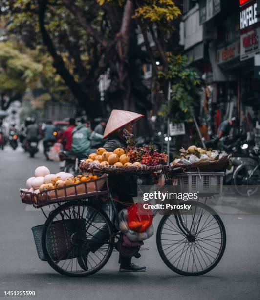 fahrrad-frucht push cart, straßenmarkt leben, altstadt, ha noi, vietnam - vietnamese street food stock-fotos und bilder