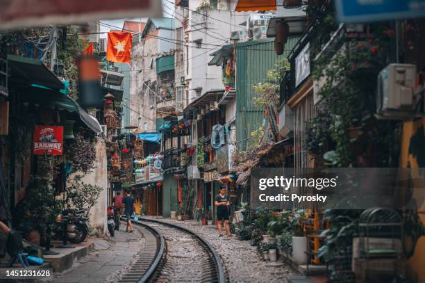 train street, hanoi, vietnam - hanoi stockfoto's en -beelden