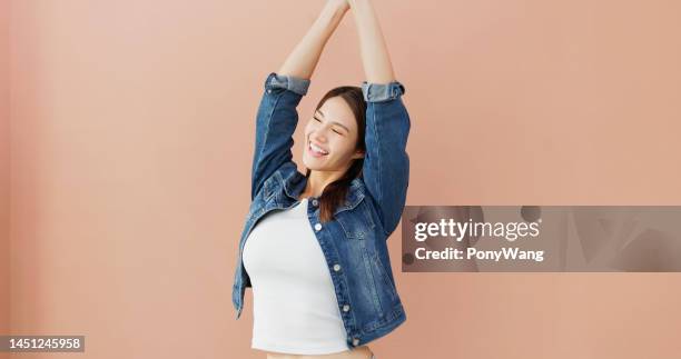 happy woman dance - hipsters fun indoor imagens e fotografias de stock