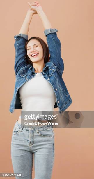 happy woman dance - hipsters fun indoor imagens e fotografias de stock