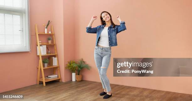 happy woman dance - hipsters fun indoor imagens e fotografias de stock