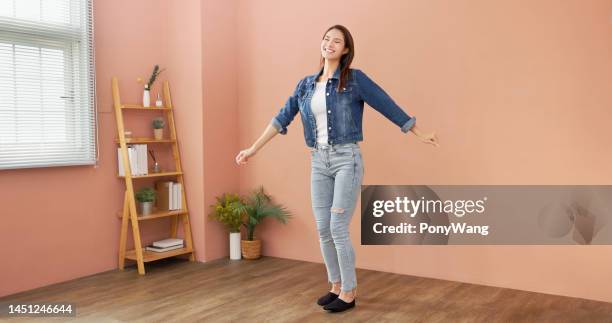 happy woman dance - hipsters fun indoor imagens e fotografias de stock