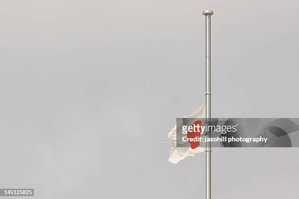 japanese flag at half-mast - half mast 個照片及圖片檔
