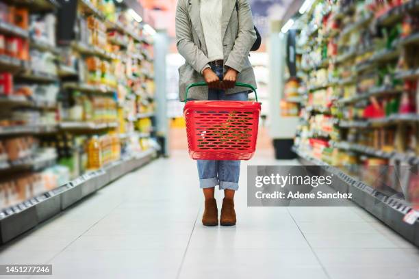 supermarktgang, frauenbeine und korb zum einkaufen im lebensmittelgeschäft. kunden, bio-lebensmitteleinkauf und gesunde lebensmittel im lebensmittelverkaufsregal oder umweltfreundlicher einzelhandelskauf im reformhaus - einzelhandel konsum stock-fotos und bilder
