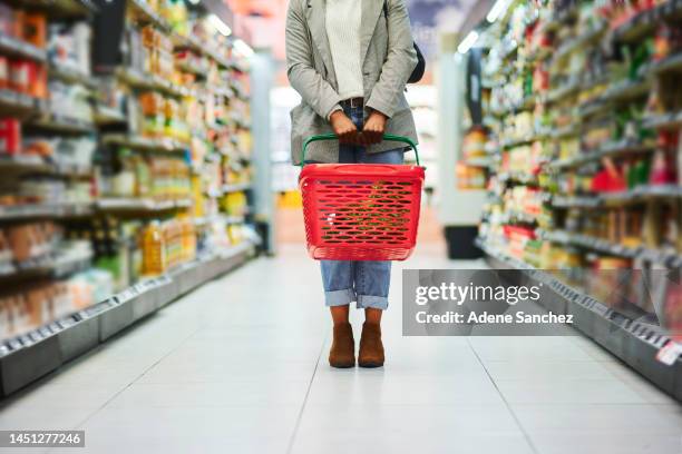 supermarktgang, frauenbeine und korb zum einkaufen im lebensmittelgeschäft. kunden, bio-lebensmitteleinkauf und gesunde lebensmittel im lebensmittelverkaufsregal oder umweltfreundlicher einzelhandelskauf im reformhaus - retail stock-fotos und bilder