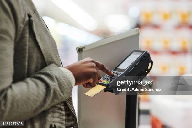 tarjeta de crédito, supermercado y pago con las manos escribiendo contraseña en la máquina por seguridad. finanzas, cliente y mujer negra en la caja de la tienda de comestibles pagando con una transacción bancaria sin efectivo. - marcar el número de identificación personal fotografías e imágenes de stock