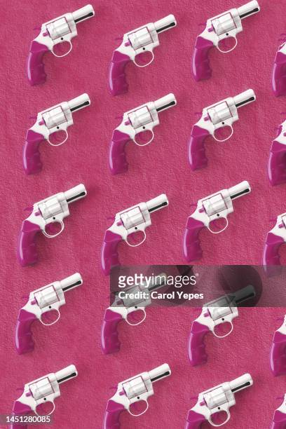 pink toy gun seamless pattern - rasend vor wut stock-fotos und bilder