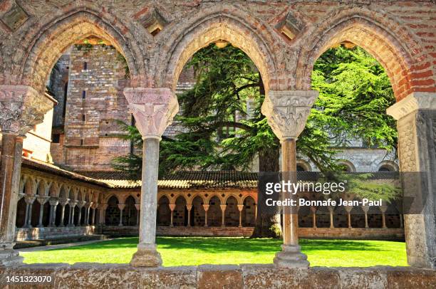the cloister in saint-pierre abbey of moissac - lot y garona fotografías e imágenes de stock