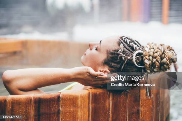 woman chilling in hot tub. - beautiful woman bath photos et images de collection