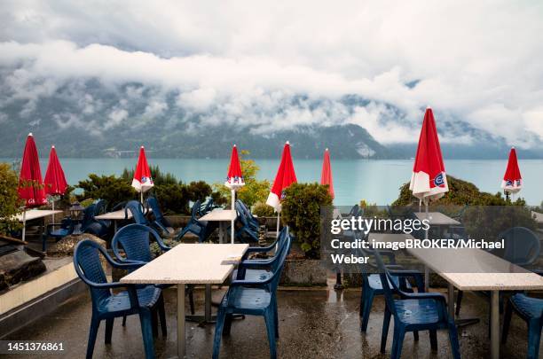 empty restaurant, cafe, bad weather on the lake promenade at lake brienz, brienz, canton bern, bernese oberland, switzerland - berne canton fotografías e imágenes de stock