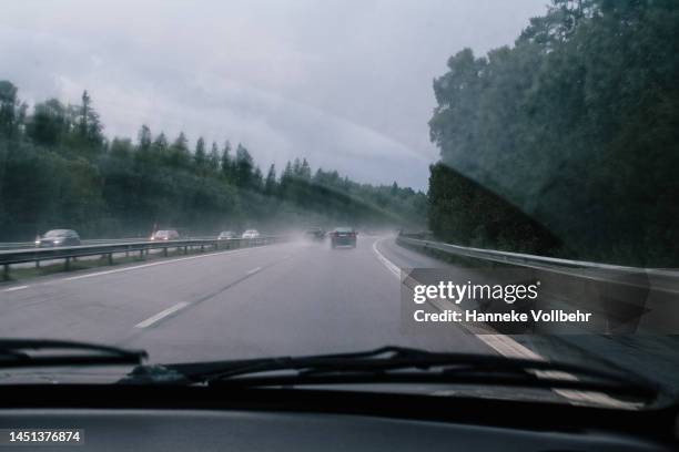 rainy day roadtrip - windschutzscheibe innen stock-fotos und bilder
