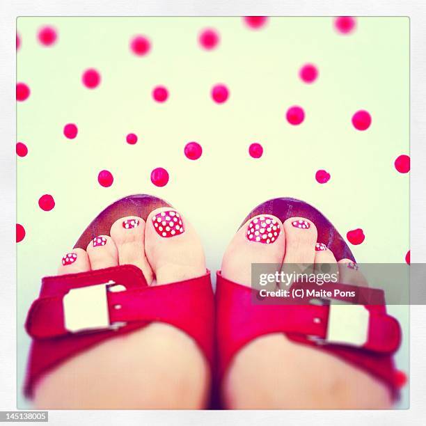 polka dot pedicure - female feet stockfoto's en -beelden