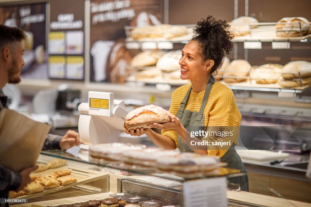 Commesso al dettaglio al servizio di un cliente