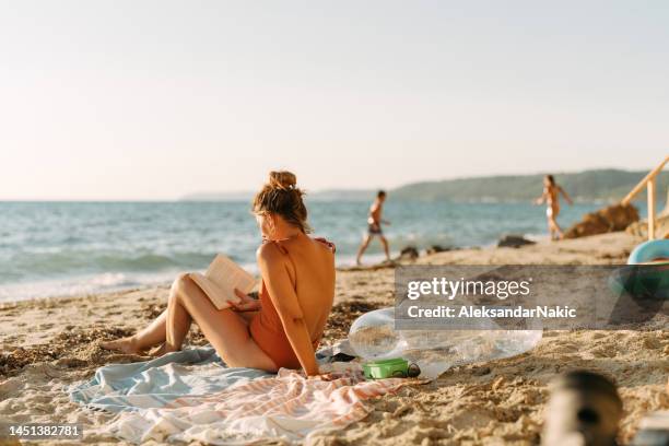 lesen am strand - beach book reading stock-fotos und bilder