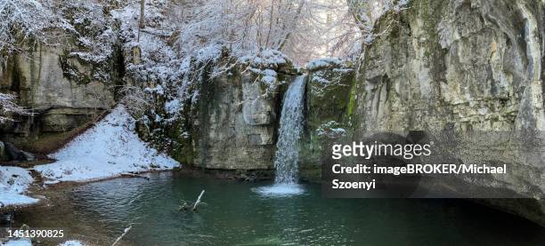 pouring, waterfall in winter, kilchberg, basel-landschaft, switzerland - canton de bâle campagne photos et images de collection