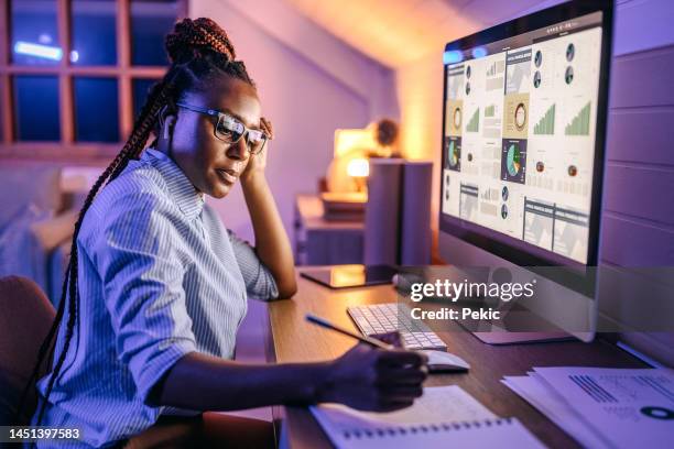 trabajo tarde en casa oficina - eficacia fotografías e imágenes de stock