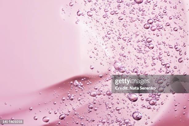 close up macro aloe vera gel cosmetic texture pink background. - aloe vera gel stock-fotos und bilder