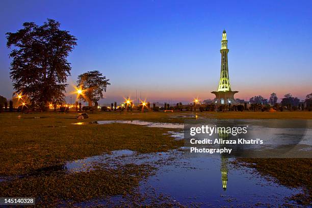 minar e pakistan - minar e pakistan stock-fotos und bilder