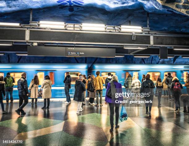 passageiros esperando para embarcar no trem do metrô - suécia - fotografias e filmes do acervo