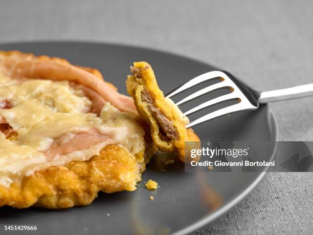 bolognese beef cutlet - cutlet stock-fotos und bilder