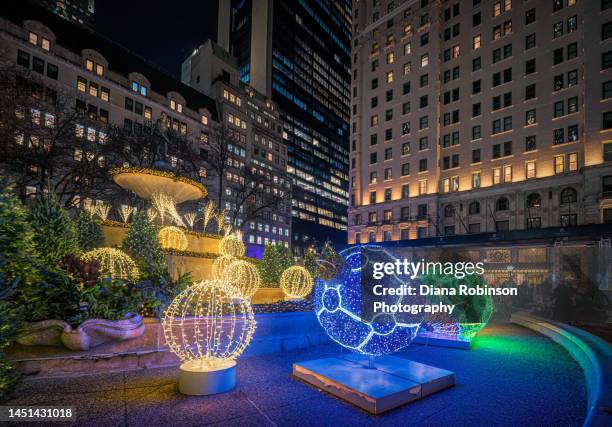 christmas decorations in front of the plaza hotel on fifth avenue at night - plaza-hotel-christmas stock pictures, royalty-free photos & images