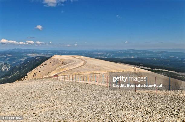 the desert summit of mont ventoux - mont ventoux imagens e fotografias de stock