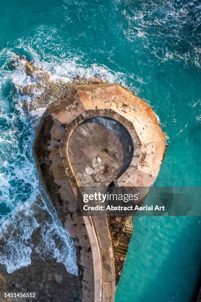 drone shot looking down on a pier used in the james bond film - thunderball, paradise island, bahamas - küstenwache stock-fotos und bilder