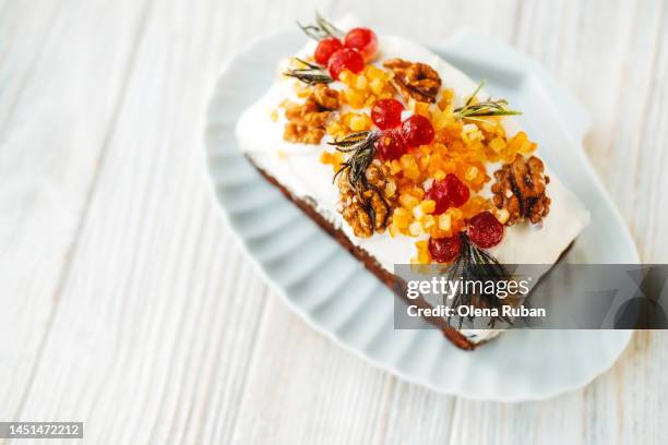 xmas cake with berries and walnut in shell tray. - christmas cake foto e immagini stock