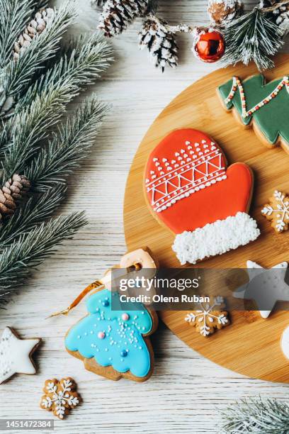 gingerbread cookies, pine branches with cones and xmas toys. - handschuh karte stock-fotos und bilder